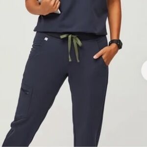 Quiet navy scrub set
Zamora jogger + Catarina top
Both xs